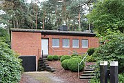 Deutsch: Hamburg, Bezirk Harburg, Stadtteil Hausbruch, Bredengrund 17, Wohnhaus English: Hamburg, district Harburg, township Hausbruch, Bredengrund 17, residential house This is a photograph of an architectural monument. It is on the list of cultural monuments of Hamburg, no. 23059.