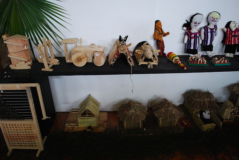 File:HandcraftedToysMusCulPopChiapas.JPG