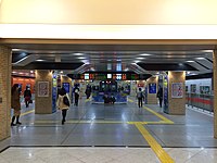 阪神神戸三宮駅プラットホーム 写真内の車両は左から阪神、近鉄、山陽の電車