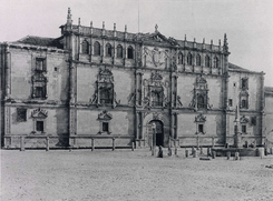 Hauser y Menet (1891) Alcalá de Henares, fachada de la Universidad.png