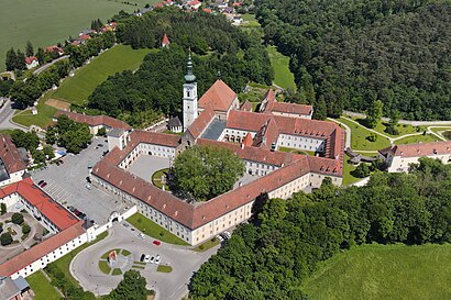 So kommt man zu Stift Heiligenkreuz mit den Öffentlichen - Mehr zum Ort Hier