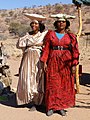 Mulheres hereras com vestidos e chapéus típicos. O formato do chapéu é uma referência aos chifres do boi[6].