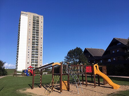 Hochhaus mit Spielplatz