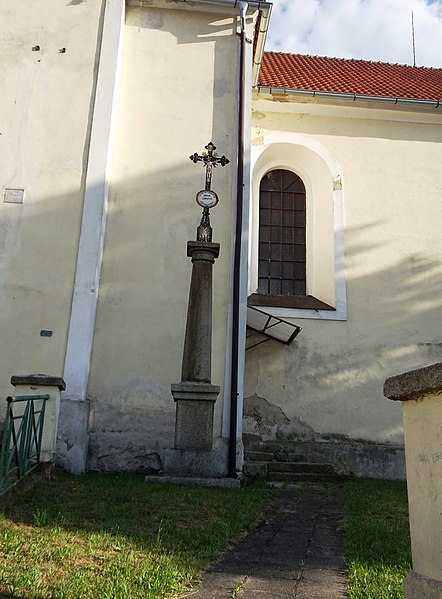 File:Holýšov, kříž u kostela.jpg