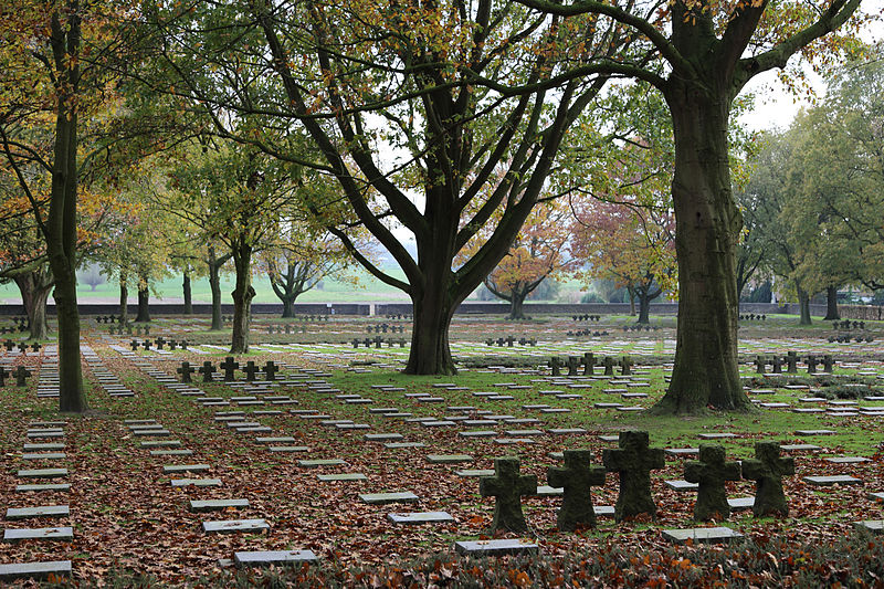 File:Hooglede Soldatenfriedhof R10.jpg