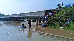 হোসেনপুর ইউনিয়নের করতোয়া নদীতে মাছ ধরার দৃশ্য