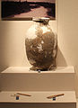 Grand pot de type guan à fond courbe. Divers outils en os: aiguille... Culture de Houli. Musée Provincial du Shandong