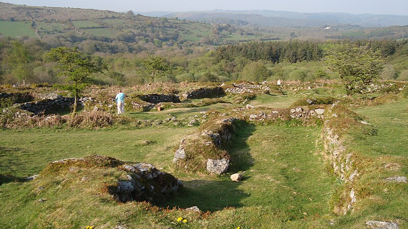 File:Hound Tor Longhouse General view.JPG