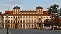 Palác: Původ a historie, Palácové hospodářství, Galerie