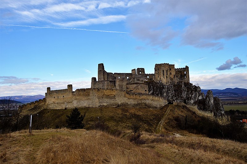 File:Hrad Beckov z diaľky.jpg