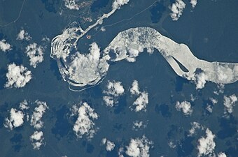 Nasa-satellietbeeld van die Iguazú-waterval, Brasilië is regs bo, Argentinië links onder