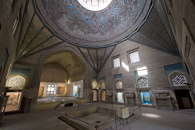 File:Ince Minare Medrese Museum central room 4032.jpg