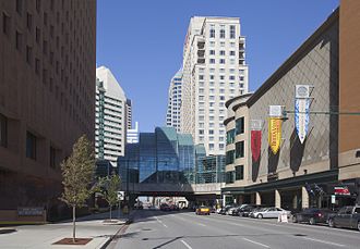 Looking north on Illinois Street at the Artsgarden with Circle Centre's western facade at right. Indianapolis Artsgarden, Indianapolis, Estados Unidos, 2012-10-22, DD 01.jpg