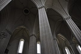 Lavt vinkelbillede af søjlerne og hvælvingerne i en kirke.