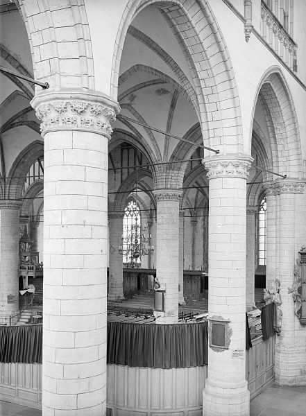 File:Interieur zuid-transept, kapiteel - Leiden - 20134083 - RCE.jpg