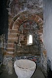 Interior iglesia, con la pila bautismal