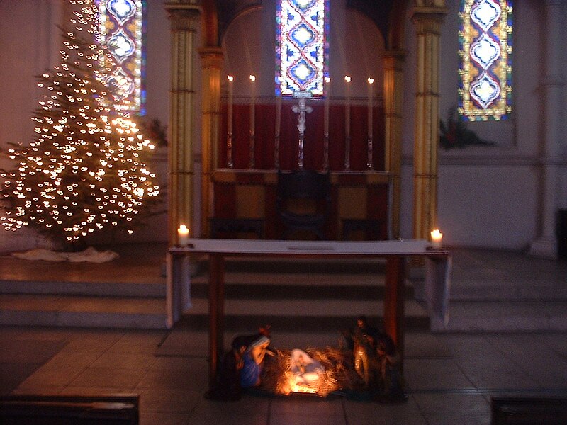 File:Interior of St John the Evangelist church, East Dulwich, Christmas 2005.jpg