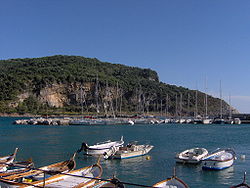 La isla de Palmaria vista desde el embarcadero de Portovenere.