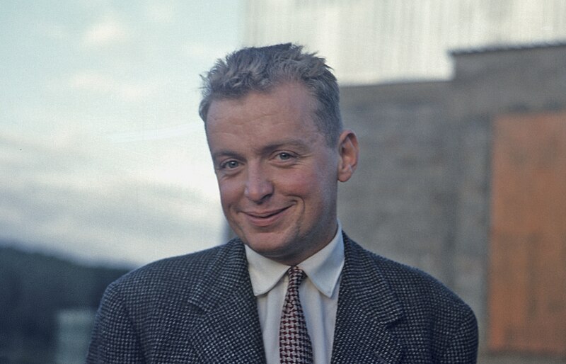 File:Jean-Loup DELCROIX, devant l'Accélérateur d'Orsay en construction 1957.jpg