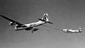 ‏מטוס F-84 מתודלק על ידי מטוס B-29 במהלך מבצע גאות (High Tide) שבו התבצעו תדלוקים אוויריים מבצעיים ראשונים בשביל להגדיל את טווח מטוסי הקרב הסילוניים.