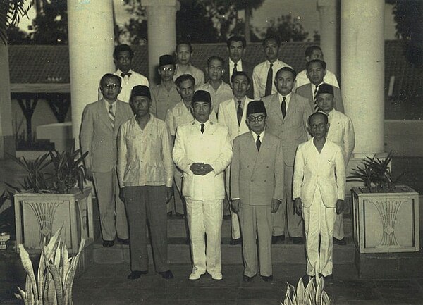 Soekiman (bottom row, first from left) with Sukarno, Hatta, and his cabinet.