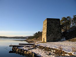 Kalkofen am Ufer von Brønnøya an einem Wintertag