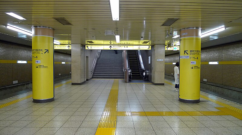 File:Kanamemacho station Yurakucho Line platform.jpg