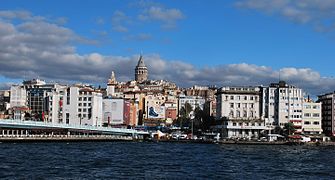 Galata rett utenfor broen inn til Det gylne horn