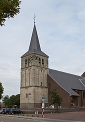 St. Gertrudis mit dem aus Mergelstein errichteten Kirchturm des 14. Jahrhunderts