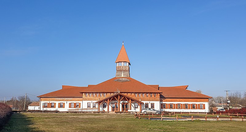 File:Kisar visitor centre 2.jpg