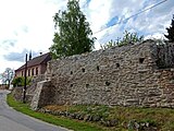 Čeština: Ženský premonstrátský klášter Louňovice pod Blaníkem, zbytky kamenné zdi