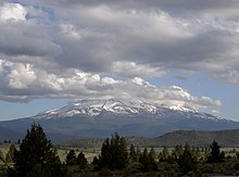 Mont Shata par temps partiellement ou principalement nuageux, avec une base boisée et de la neige et des rochers plus haut