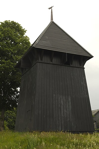 File:Klokkehus ved Tandslet Kirke.jpg