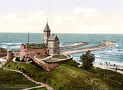 Polski: Stacja pilotów na Forcie Ujście ~1895 English: Pier and Pilot station in Estuary Fort ~1895 Deutsch: Pier und Lotsenamt in Münder Fort~1895