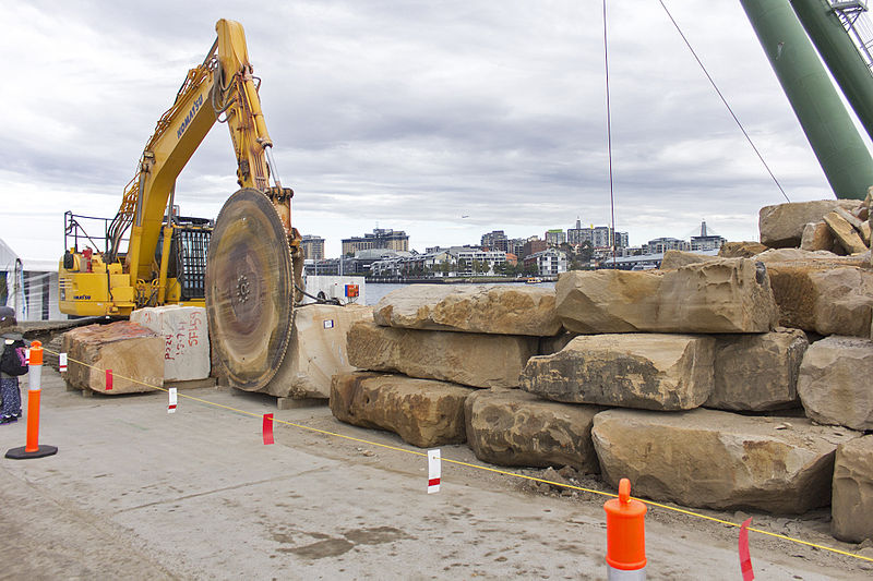 File:Komatsu PC228USLC-8 excavator with stone saw attachment at Barangaroo site open day (1).jpg