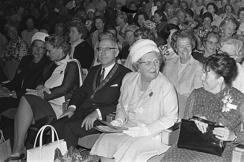 File:Koningin Juliana bij de landdag Unie van Vrijwilligers in de RAI, Amsterdam t.g., Bestanddeelnr 923-5520.jpg