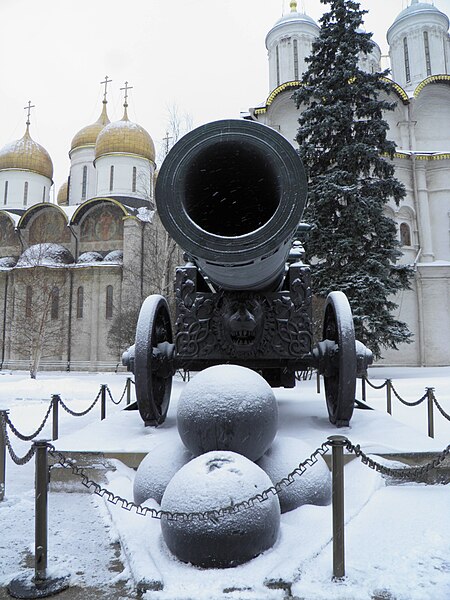 File:Kremlin - Tsar-Canon, cathédrale de la Dormition et église des Douze Apôtres.jpg