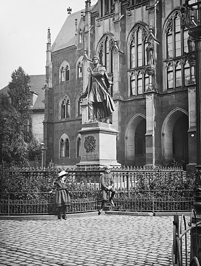 Georgplatz mit dem Theodor-Körner-Denkmal vor der Kreuzschule um 1889