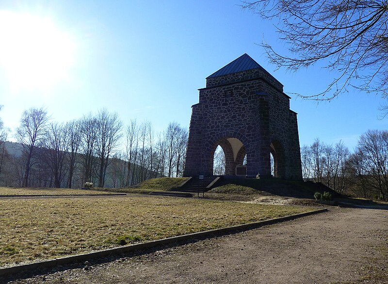 File:Kriegerdenkmal Zella-Mehlis 2014.JPG