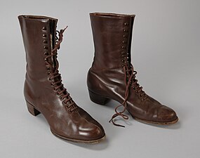 Calf-high lace-up boots in brown leather, c. 1925–1935.