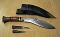 Ein Khukri (oben) mit traditioneller Karda (Mitte) und Chakmak (unten).