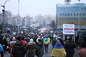 Марш спускається до Майдану Незаленжості. На плакаті - "Проти російського терору"