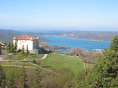 Le château d'Aiguines surplombant le lac de Sainte-Croix.