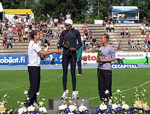 Die Hürdenläuferin Muna Jabir Adam im Jahr 2009 (Mitte)