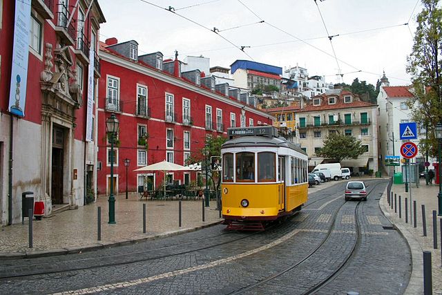 640px-Lissabon_Strassenbahn.jpg