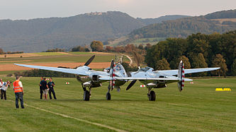 English: Red Bull (The Flying Bulls) Lockheed P-38L Lightning (reg. N25Y, cn 422-8509, built in 1944). Engine: 2 × Allison V1710 (2 × 1.475 hp). Deutsch: Red Bull (The Flying Bulls) Lockheed P-38L Lightning (Reg. N25Y, cn 422-8509, Baujahr 1944). Antrieb: 2 × Allison V1710 (2 × 1.475 PS).