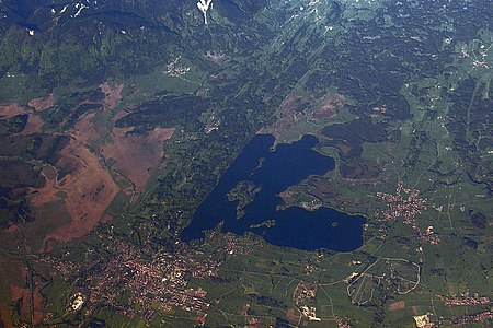 hills, called "Seeleiten", between Murnauer Moos (in left side of photo) with river Loisach. Murnau, and in North: lake Staffelsee (right side) Deutsch: Bewaldeter Höhenzug mit dem Staffelsee in der Murnauer Mulde