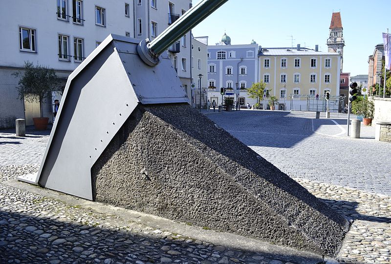 File:Luitpoldbrücke in Passau - Ankerblock.JPG