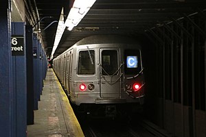 R46で運転されるC系統 （マンハッタン区、86丁目駅）