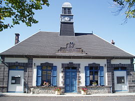 The town hall in Giat